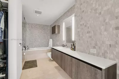 68 SE 6th St #2406, Miami, FL 33131 - Photo 11