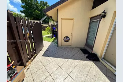 332 Briarwood Cir #2-19, Hollywood, FL 33024 - Photo 5