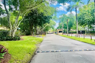 332 Briarwood Cir, Hollywood, FL 33024 - Photo 21