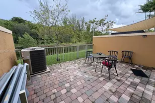 1037 SW 143rd Ave, Pembroke Pines, FL 33027 - Photo 7