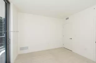77 SE 5th St, Miami, FL 33131 - Photo 11