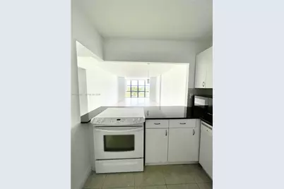 1000 Parkview Dr #527, Hallandale Beach, FL 33009 - Photo 15