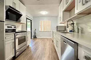 566 SW 20th Ct, Delray Beach, FL 33445 - Photo 1