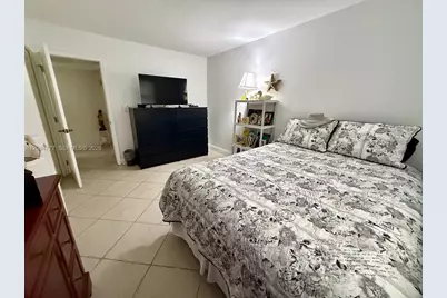 121 Golden Isles Dr #1, Hallandale Beach, FL 33009 - Photo 17