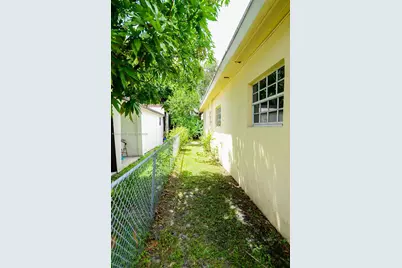 298 NW 104th St, Miami, FL 33150 - Photo 13