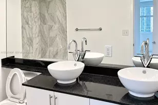 31 SE 5th St, Miami, FL 33131 - Photo 7