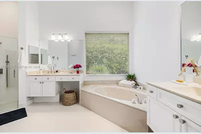 1604 Victoria Pointe Ln, Weston, FL 33327 - Photo 25