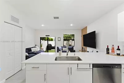 11467 W 34th Ct, Hialeah, FL 33018 - Photo 13