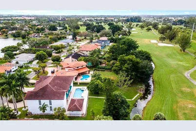 19420 W Saint Andrews Dr, Hialeah, FL 33015 - Photo 9
