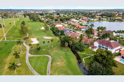 19420 W Saint Andrews Dr, Hialeah, FL 33015 - Photo 11