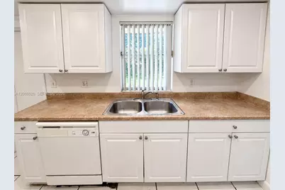 7804 NW 73rd Ter, Tamarac, FL 33321 - Photo 9