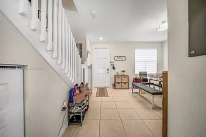 10657 W 32nd Ln, Hialeah, FL 33018 - Photo 9