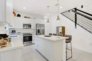 10547 NW 81st St, Doral, FL 33178 - Photo 9