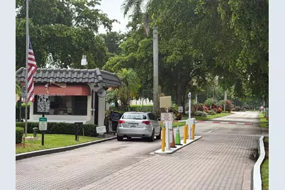 400 S Hollybrook Dr #306, Pembroke Pines, FL 33025 - Photo 3