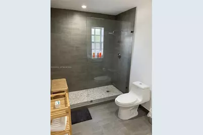 2375 NE 185th St, Miami, FL 33180 - Photo 23