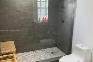 2375 NE 185th St, Miami, FL 33180 - Photo 23