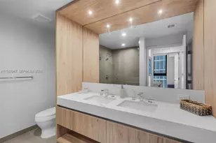 11 NE 6th St, Miami, FL 33132 - Photo 9