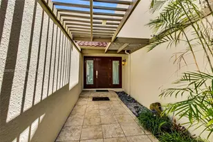 8613 SW 79th Pl, Miami, FL 33143 - Photo 13