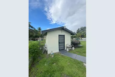 2101 NW 87th St, Miami, FL 33147 - Photo 15