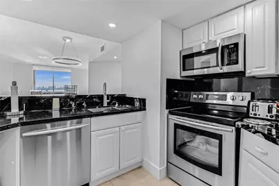 5880 Collins Ave #PH3, Miami Beach, FL 33140 - Photo 21