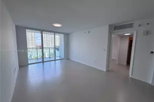 31 SE 5th St, Miami, FL 33131 - Photo 5