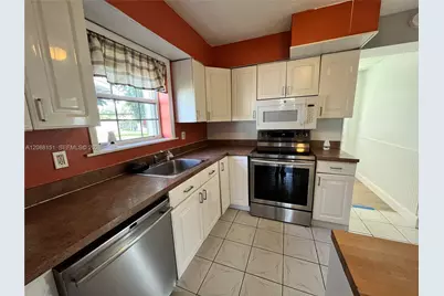 371 SW 67th Ter, Pembroke Pines, FL 33023 - Photo 3