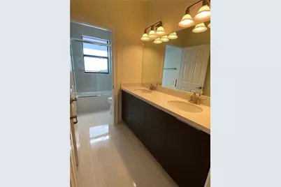 10230 NW 86th St, Doral, FL 33178 - Photo 15