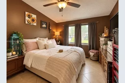 7642 NW 38th Ct, Sunrise, FL 33351 - Photo 9