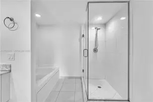 500 Brickell Ave, Miami, FL 33131 - Photo 17