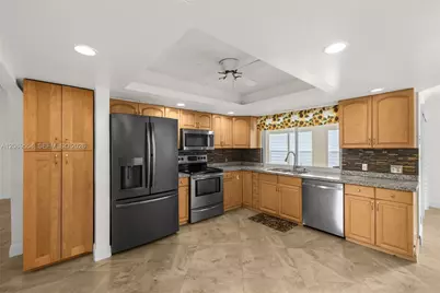 7700 NW 11th Pl, Plantation, FL 33322 - Photo 9