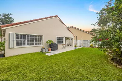 1315 Bayview Cir, Weston, FL 33326 - Photo 5