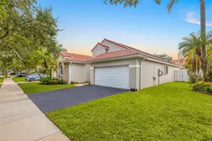 1315 Bayview Cir, Weston, FL 33326 - Photo 1