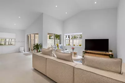 1315 Bayview Cir, Weston, FL 33326 - Photo 17
