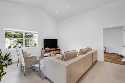 1315 Bayview Cir, Weston, FL 33326 - Photo 15