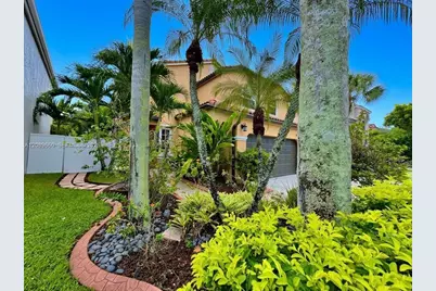 811 NW 155th Ter, Pembroke Pines, FL 33028 - Photo 3