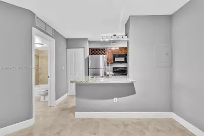 2811 N Oakland Forest Dr #205, Oakland Park, FL 33309 - Photo 9