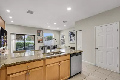 3305 W 93rd Pl, Hialeah, FL 33018 - Photo 11