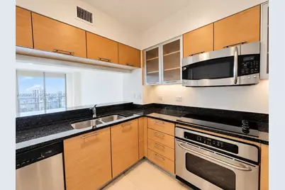31 SE 5th St #1805, Miami, FL 33131 - Photo 5