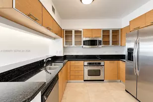 31 SE 5th St, Miami, FL 33131 - Photo 3