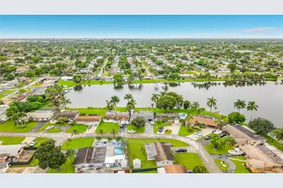 1150 NW 86th Ter, Pembroke Pines, FL 33024 - Photo 7