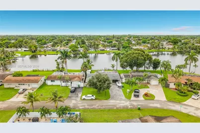 1150 NW 86th Ter, Pembroke Pines, FL 33024 - Photo 9