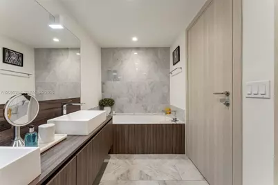 1000 Brickell Plz #2401, Miami, FL 33131 - Photo 15