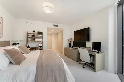 1000 Brickell Plz #2401, Miami, FL 33131 - Photo 13