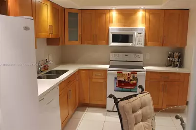 3980 Oaks Clubhouse Dr #110, Pompano Beach, FL 33069 - Photo 1