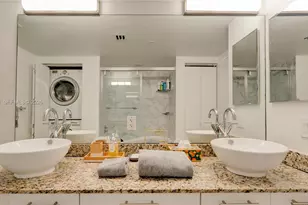 41 SE 5th St, Miami, FL 33131 - Photo 27