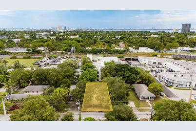 7521 NE 3rd Ct, Miami, FL 33138 - Photo 11