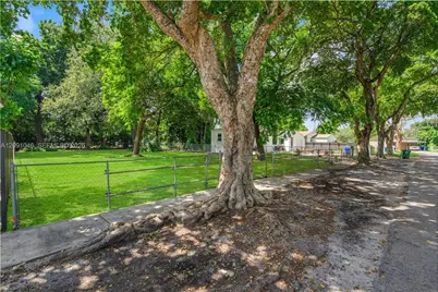 1060 NW 44th St, Miami, FL 33127 - Photo 13