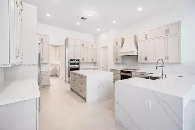 11900 SW 14th Pl, Davie, FL 33325 - Photo 9