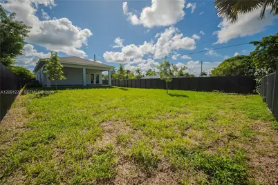 348 SW 5th Ave, Florida City, FL 33034 - Photo 17