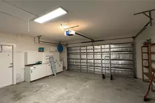 1035 NW 164th Ave, Pembroke Pines, FL 33028 - Photo 15